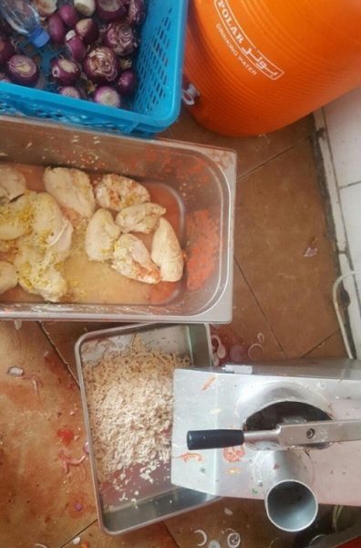 إغلاق مطعم شهير بالمدينة والتحفظ على عمالته