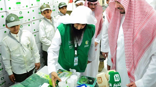 أمير الحدود الشمالية يقف على برامج وخدمات " هدية الحاج والمعتمر "