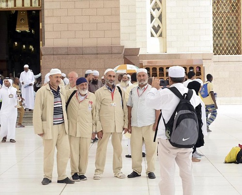 وسائل التواصل تنقل مشاعر الحجاج من ساحات المسجد النبوي إلى مختلف الدول والأقطار