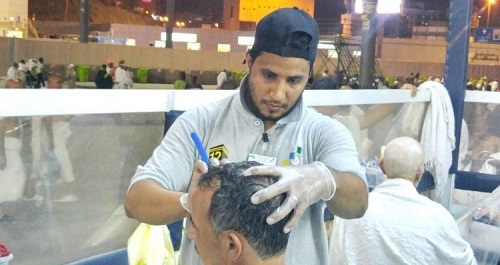 أكثر من 200 حلاق سعودي لتنفيذ نسك الحلق أو التقصير للحجاج