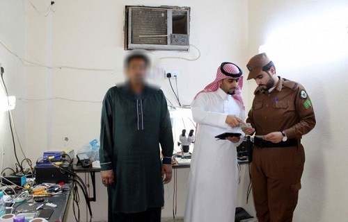 عمل الجوف يضبط وافديّن يمارسان إصلاح الجوالات