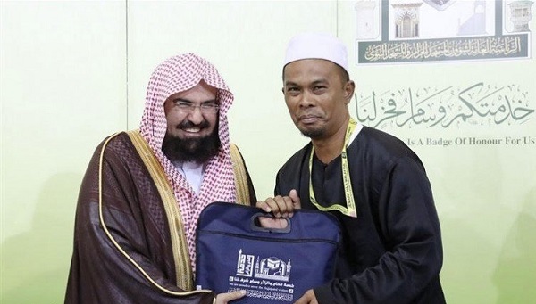 السديس يستقبل طلائع الحجاج بالهدايا