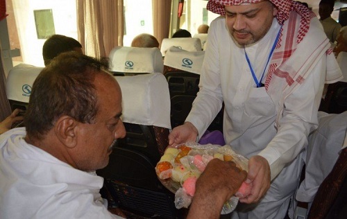 استقبال حجاج باكستان بماء زمزم والحلويات المكية