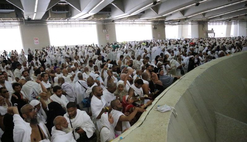 حجاج بيت الله الحرام يرمون الجمرات ثاني أيام التشريق