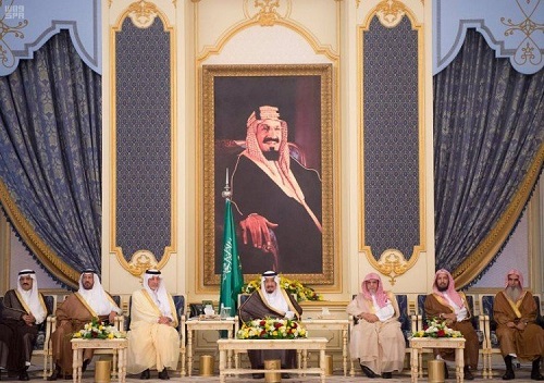 خادم الحرمين يستقبل الأمراء والفضيلة والمعالي وجمعا من المواطنين