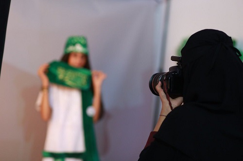 استديو تصوير نسائي يجذب زوار مهرجان صيف الشرقية