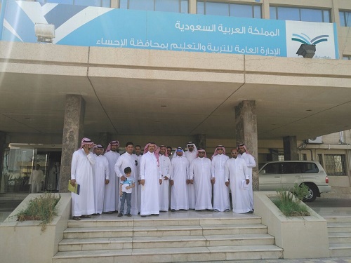 بالصور .. أولياء أمور يحاصرون مدير تعليم الأحساء للمطالبة بإيجاد مقاعد دراسية لأبنائهم