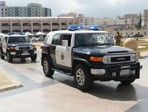 الإطاحة بثلاثيني انتحل صفة رجل أمن وسلب وافدين بجازان