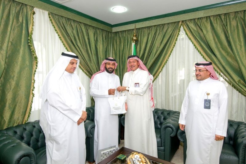 معلم سعودي يرفع شعار الهيئة الملكية على قمة إيفرست
