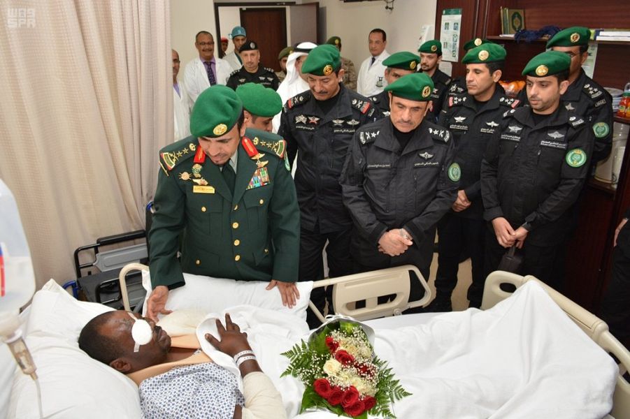 رئيس الحرس الملكي يزور مصابي الاعتداء الإرهابي في جدة
