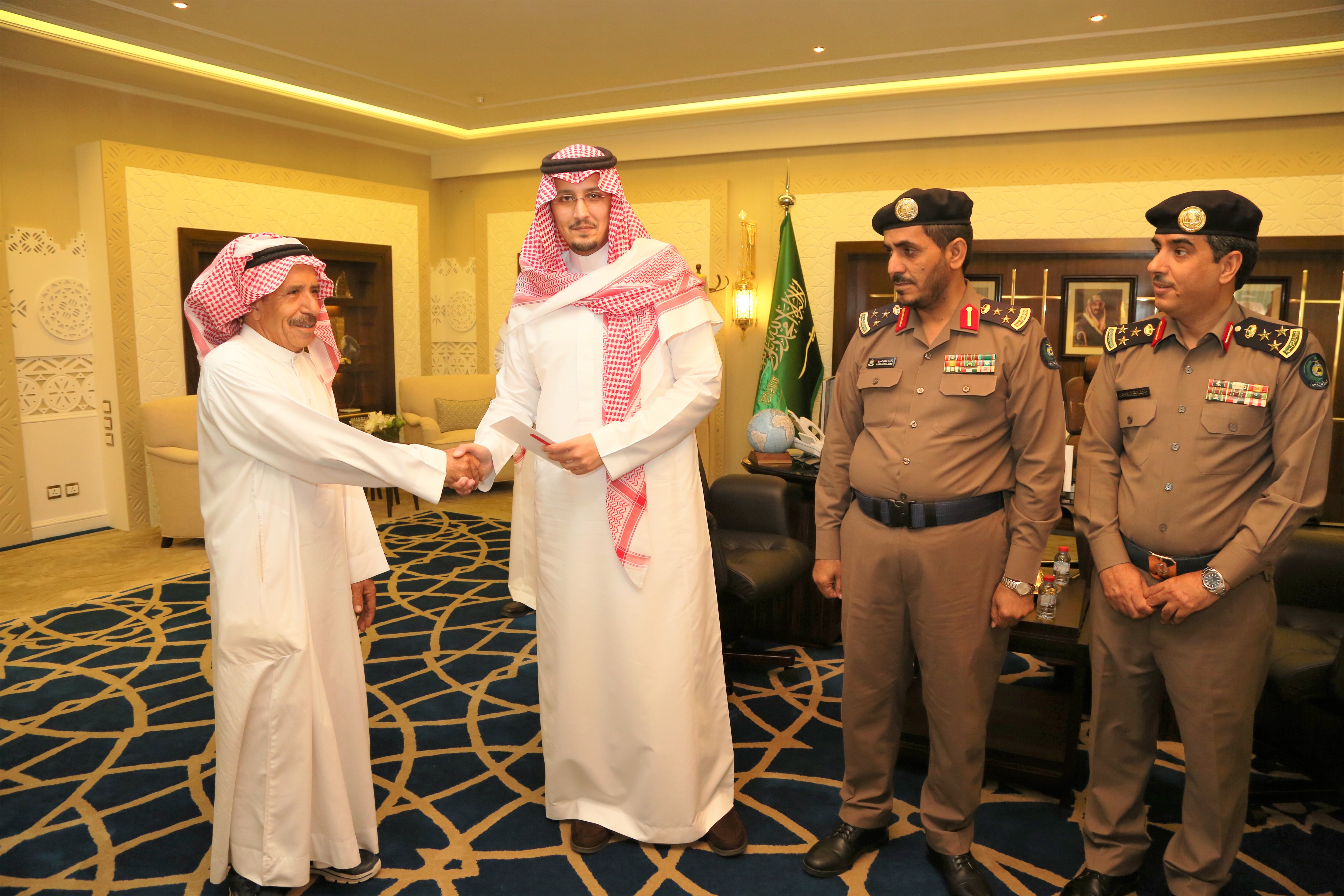 الأمير أحمد بن فهد يكرم مواطنين أنقذا عائلةً من الحريق في محافظة الأحساء