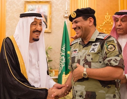 خادم الحرمين يقلد قائدي قوات الطوارئ الخاصة وقوات الأمن الخاصة رتبتيهما الجديدتين‎