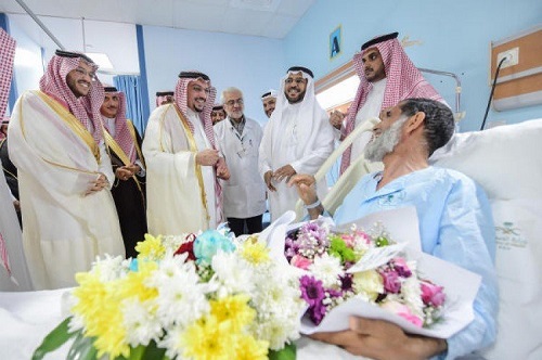 أمير القصيم يطمئن على مفتش التجارة المصاب