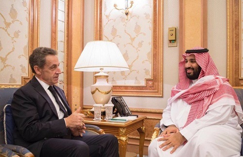 ولي العهد يستعرض مع رئيس فرنسا الأسبق موضوعات اقتصادية