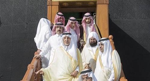"الفيصل" يتشرف بغسل الكعبة