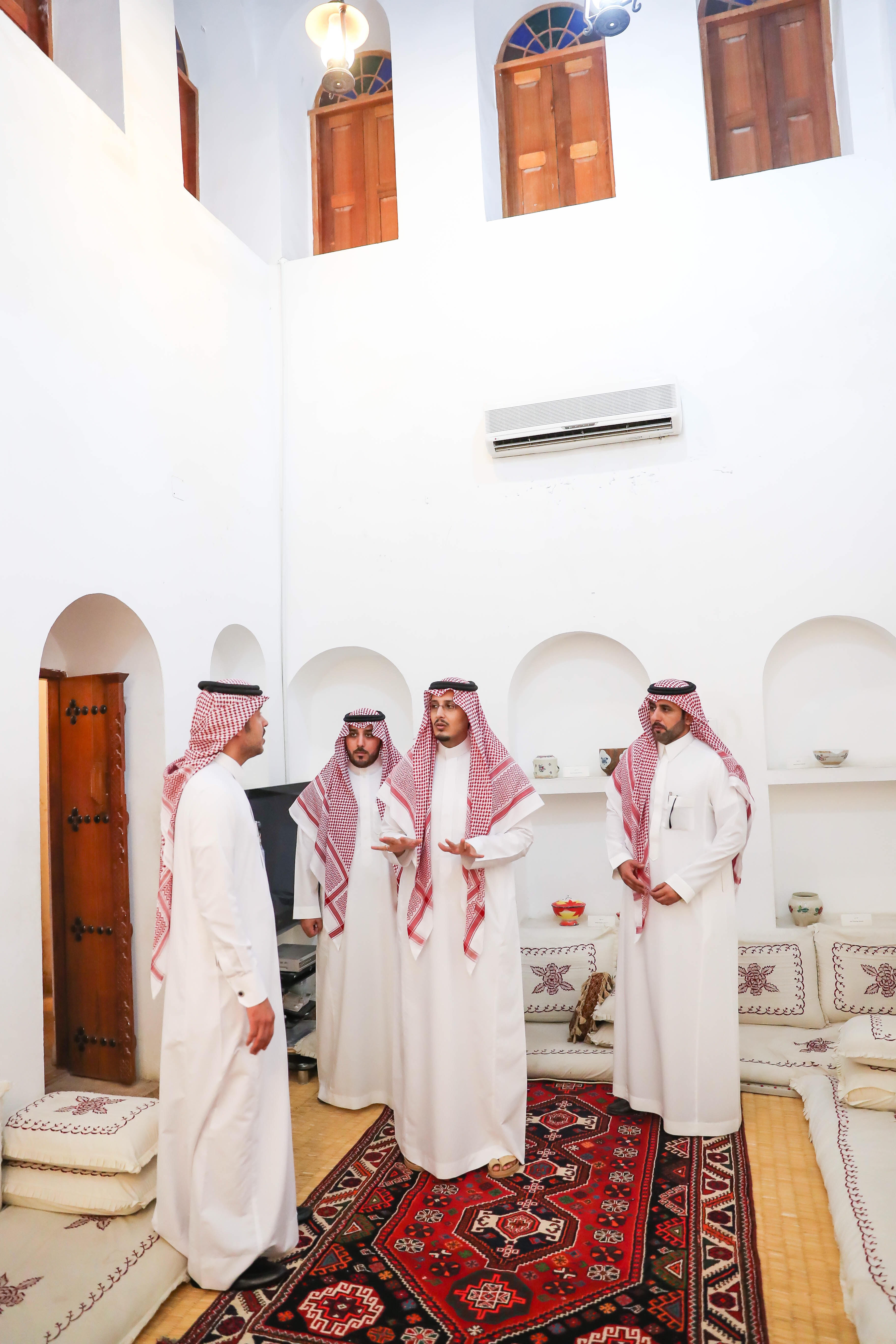 الأمير أحمد بن فهد يزور "بيت البيعة"