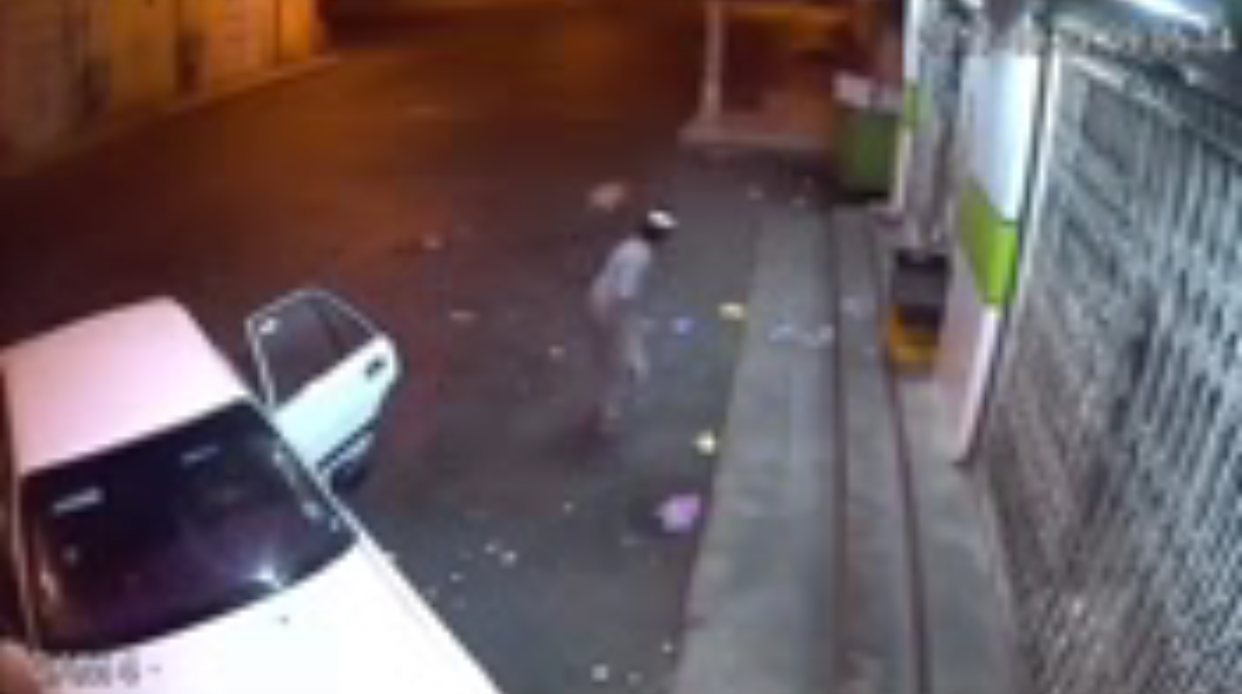 القبض على 3 جناة قاموا بسرقة بقالة بمحافظة العيص (فيديو )