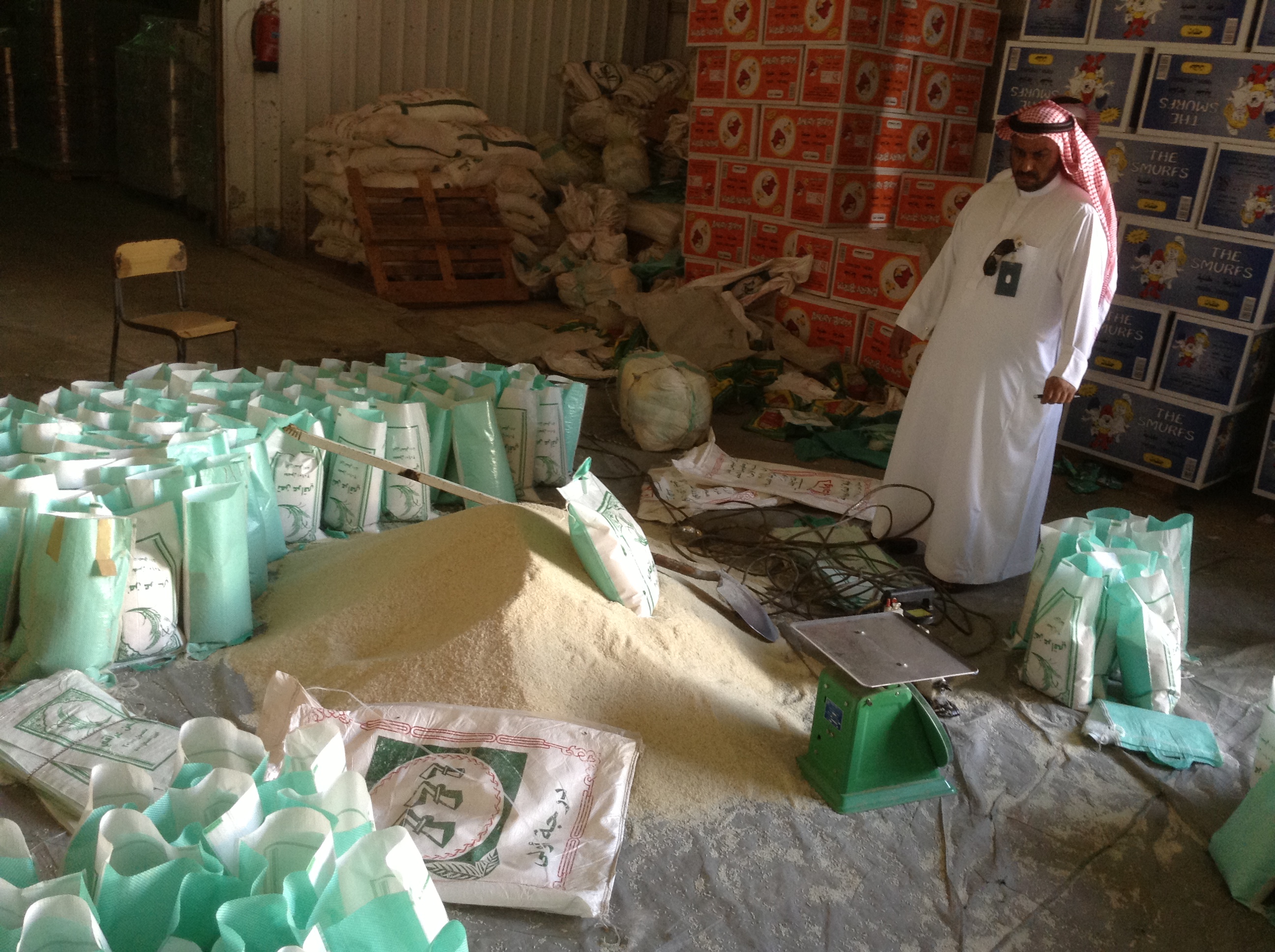 التجارة:صدور حكم بالغرامة والتشهير والإبعاد ضد مقيم تورط في خلط وإعادة تعبئة الأرز المغشوش