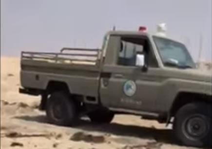 حرس الحدود بالجبيل ينقذ شخصين علقت سيارتهم بالرمال