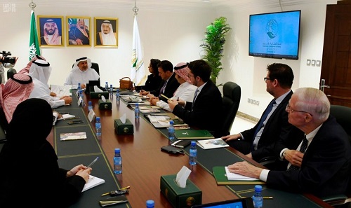 المشرف العام على مركز الملك سلمان للإغاثة يلتقي وفدًا من الباحثين والأكاديميين الأمريكيين