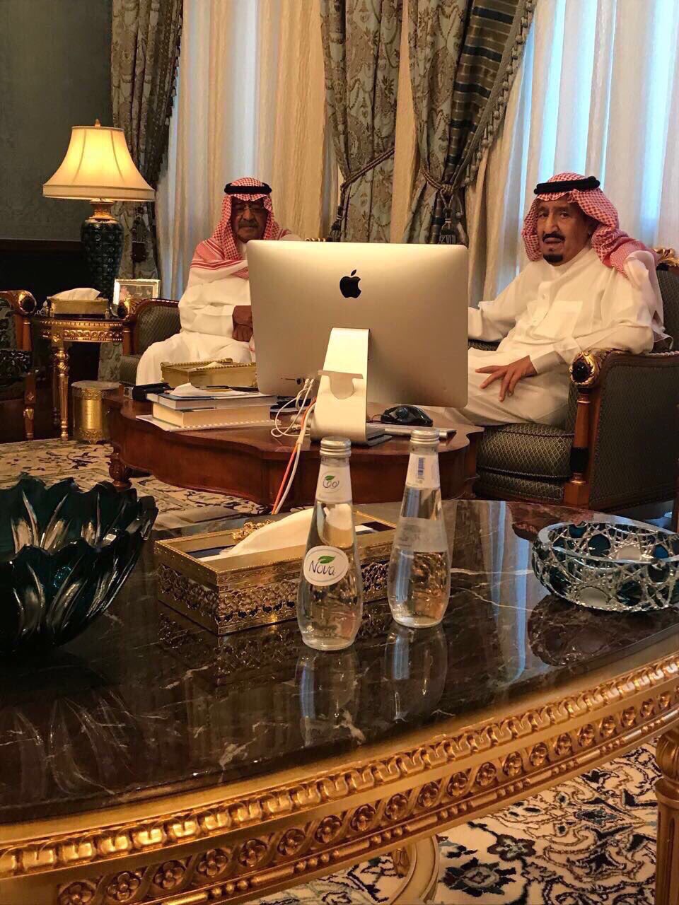 خادم الحرمين يزور الأمير مقرن بن عبد العزيز