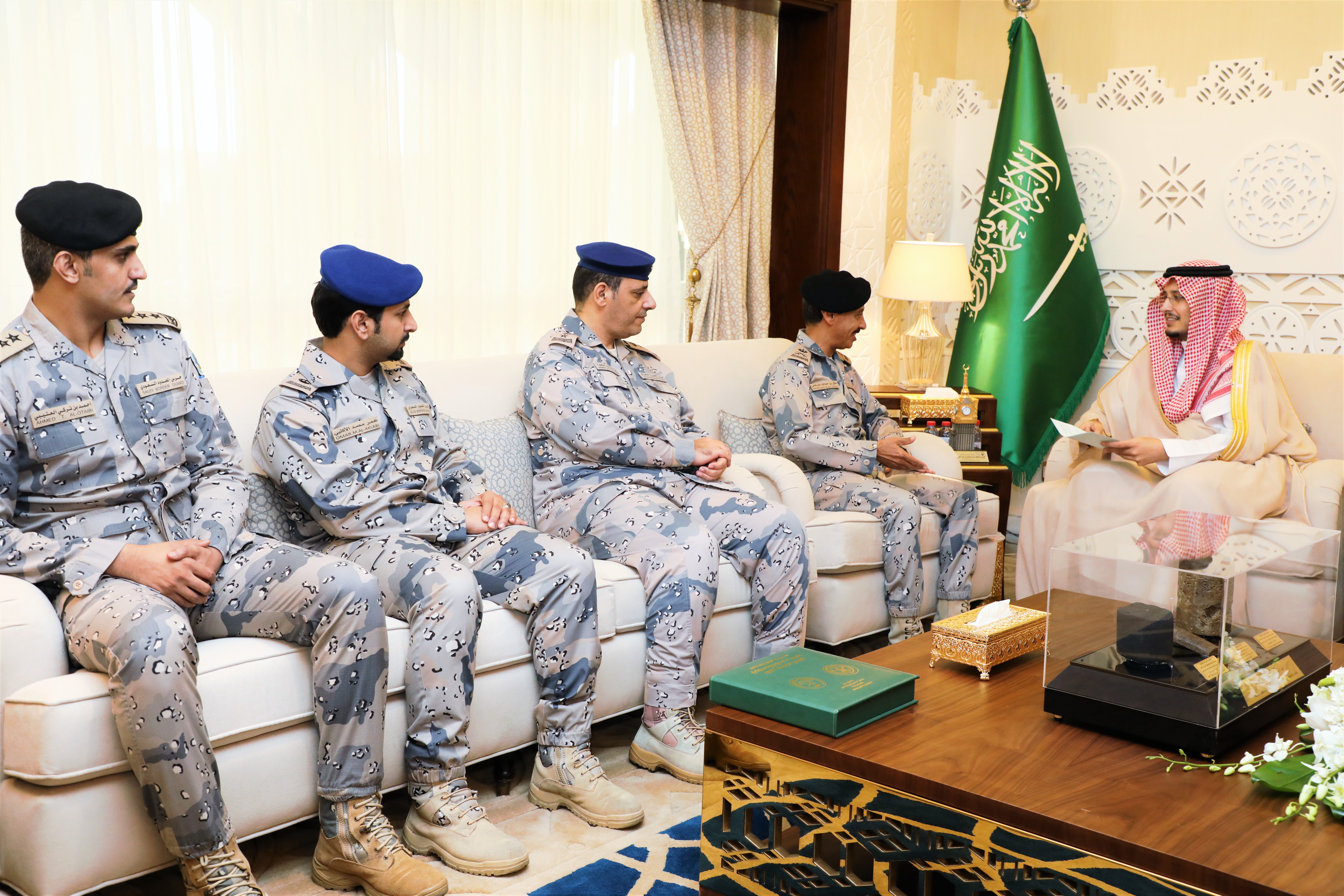 نائب أمير الشرقية يستقبل قائد حرس الحدود بالمنطقة الشرقية