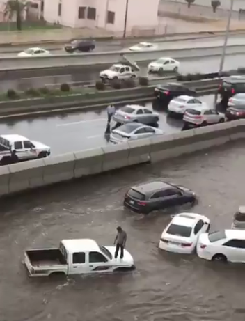 جدة تغرق من جديد  والجهات المختصة تباشر