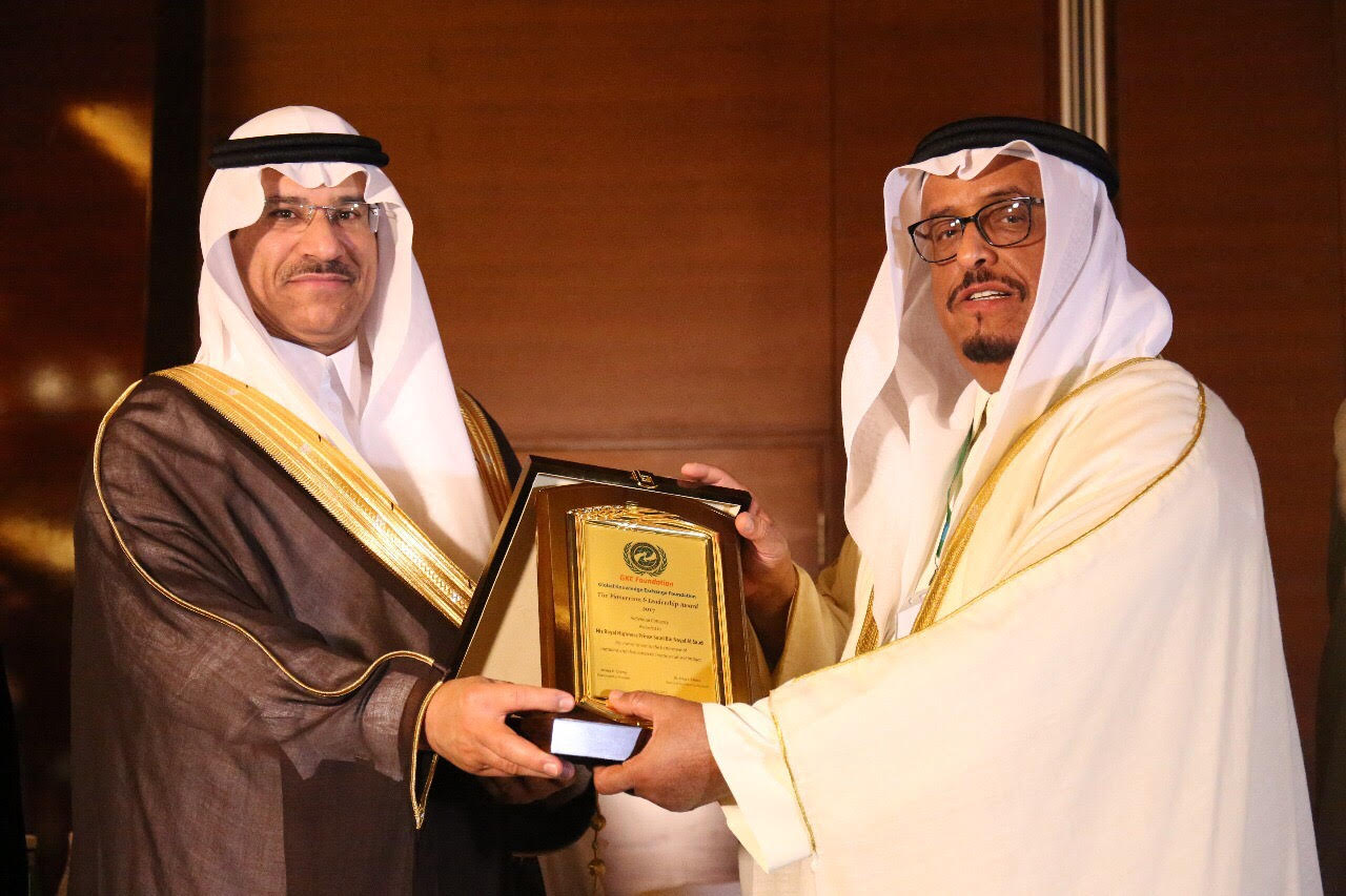 الأمير سعود بن نايف يحصل على وسام التميز  في القيادة والأداء والابداع
