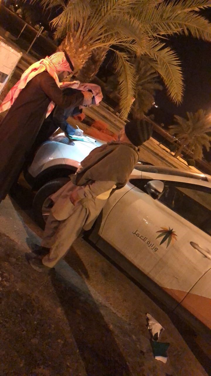 العمل بالقصيم يلزم منشأة بتأمين مسكن لعاملها الذي ينام في العراء