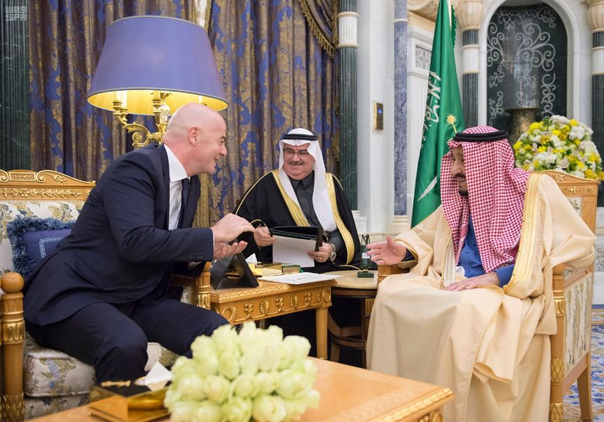 خادم الحرمين يستقبل رئيس الاتحاد الدولي لكرة القدم