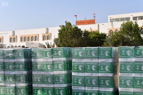 المشرف العام على مركز الملك سلمان للإغاثة ينوه بتشغيل مطار الغيظة اليمني بالمهرة