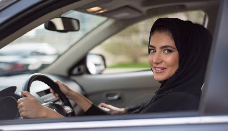 المرور: السماح للمرأة بقيادة الشاحنات والدراجات النارية
