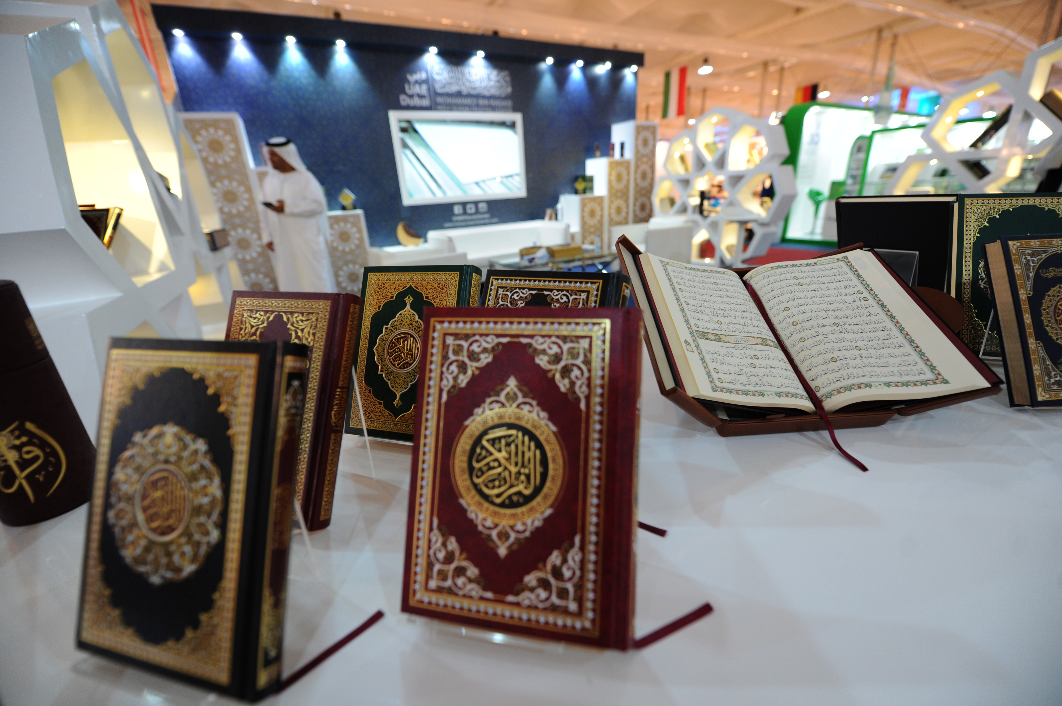 القرآن الكريم في "كتاب جدة".. شمس وضاءة