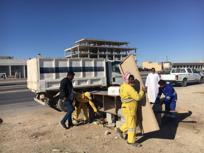 بلدية شمال الرياض تزيل ٨ أكشاك مخالفة على طريق القصيم