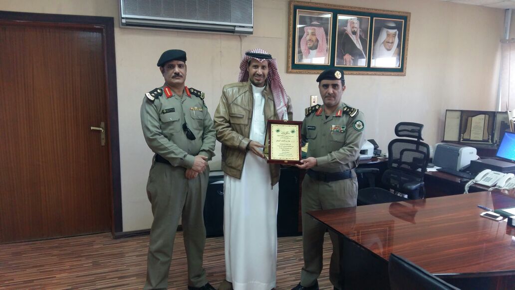 مدير مرور الجوف يكرم الزميل الرويلي