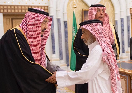 بالصور.. خادم الحرمين يعزي أسرة القاضي الجيراني