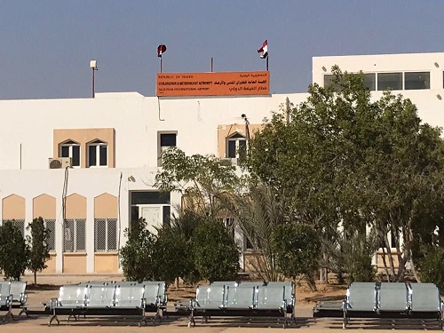 محافظ المهرة اليمنية يتسلم قافلة مساعدات ودعم مقدمة من المملكة