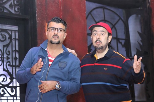 عدسة "تغطيات" ترصد كواليس مسرحية "البيت المسكون" بالجبيل الصناعية