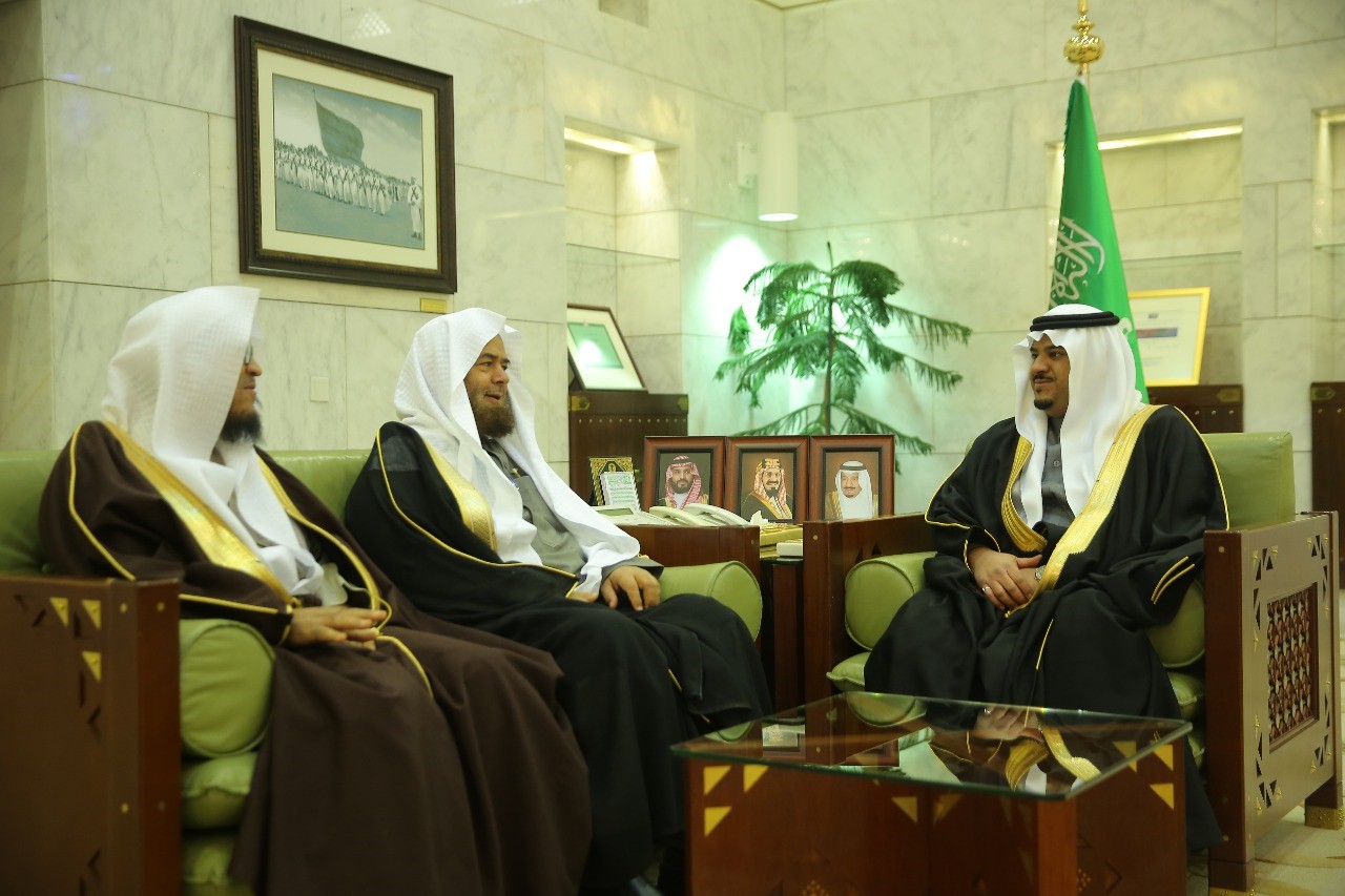 الأمير محمد بن عبدالرحمن يستقبل أعضاء جمعية " مكنون "