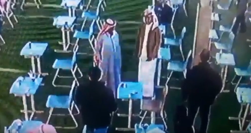 بالفيديو.. معلم يعطي أحد الطالب معطفه بعد شعوره بالبرد أثناء الاختبار