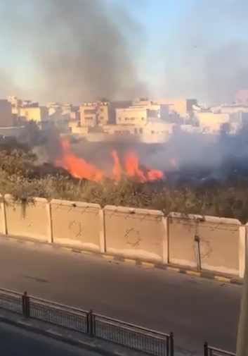 الدفاع المدني يخمد حريق بـ"مقبرة الجبيل" (فيديو)