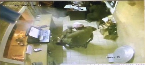 بالفيديو والصور: القبض على 5 مواطنين ووافدين نفذوا عمليات سطو مسلح على مطاعم ومحلات تجارية