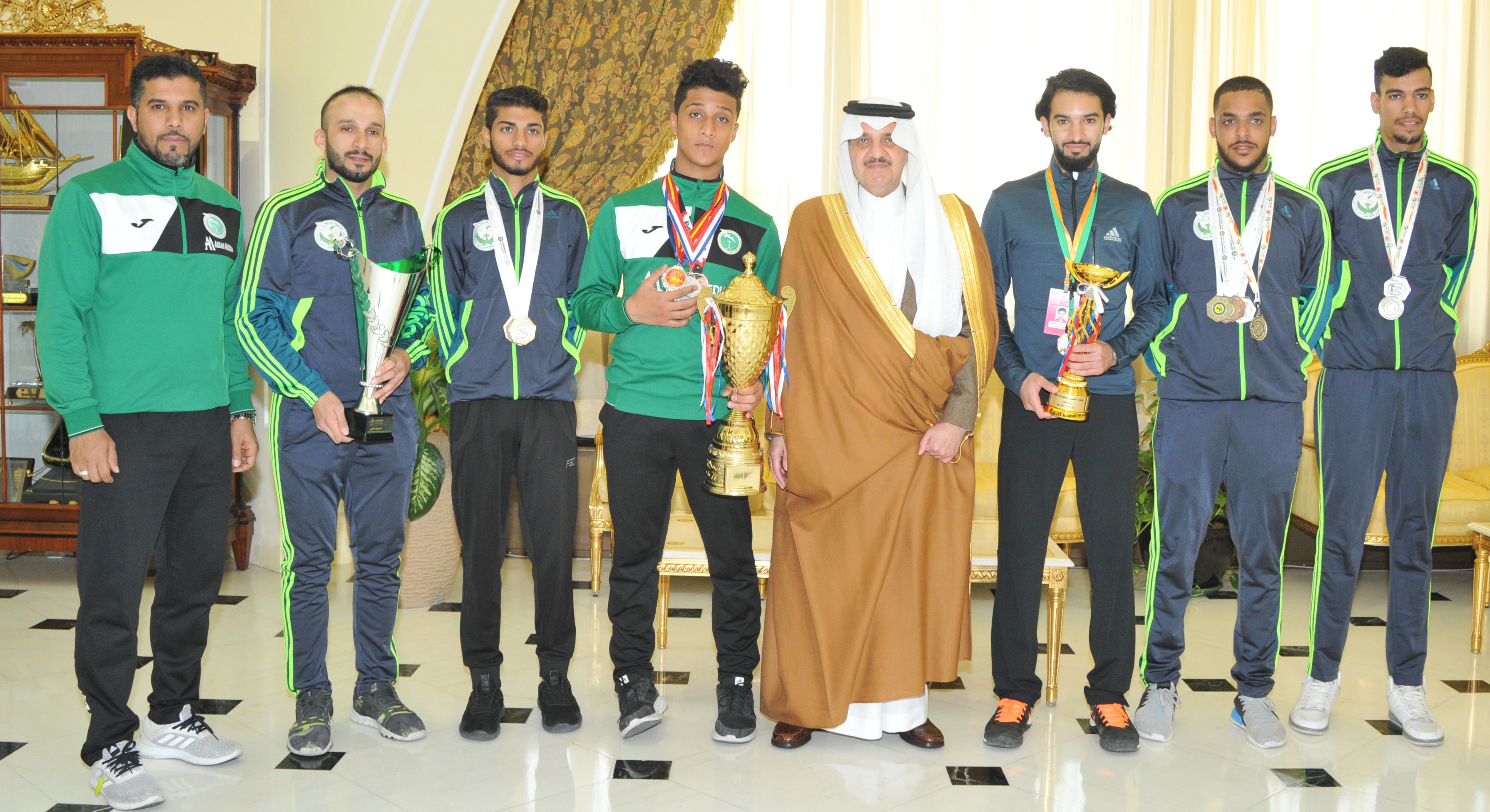 أمير الشرقية يستقبل مجلس إدارة نادي السلام بالعوامية