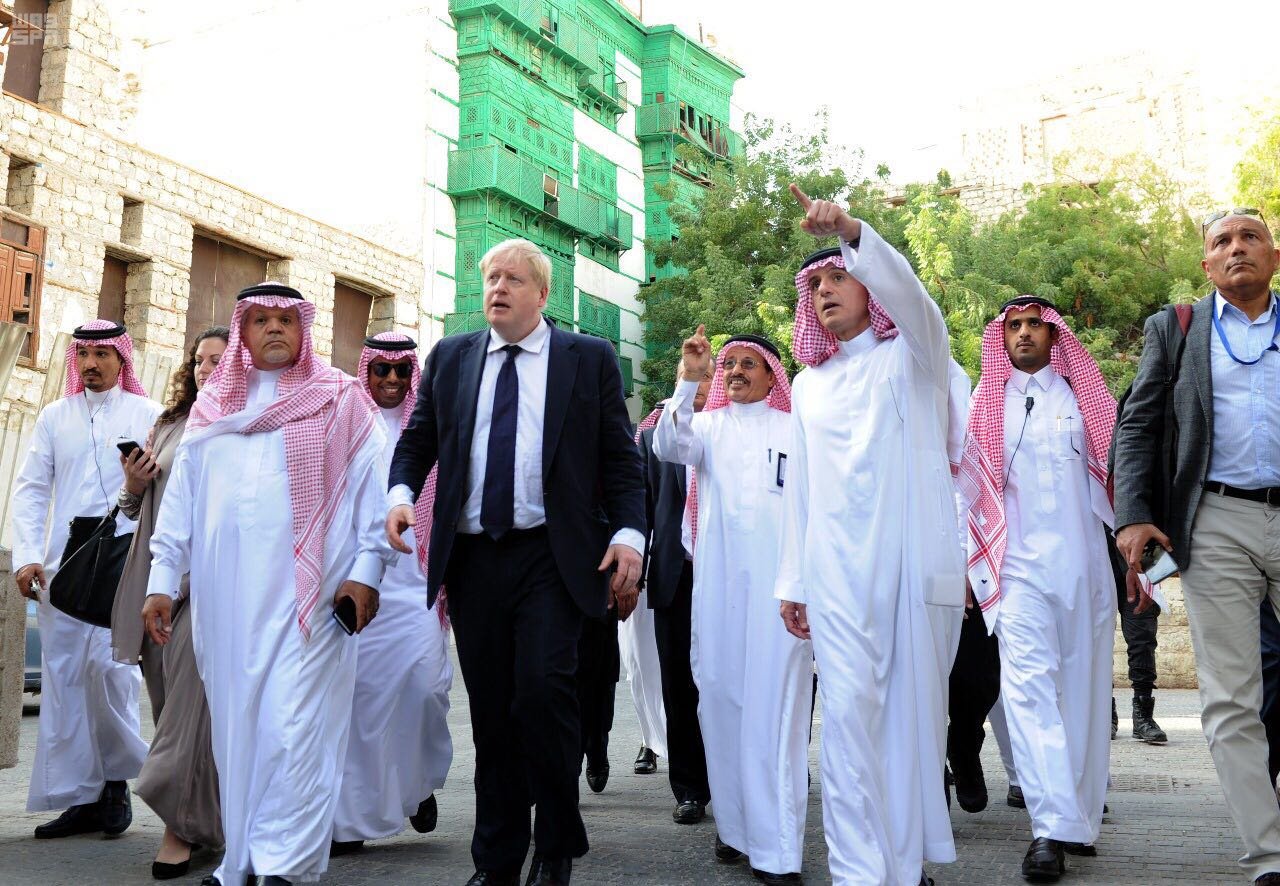 بالصور.. "الجبير" يصطحب وزير خارجية بريطانيا في "جدة التاريخية"