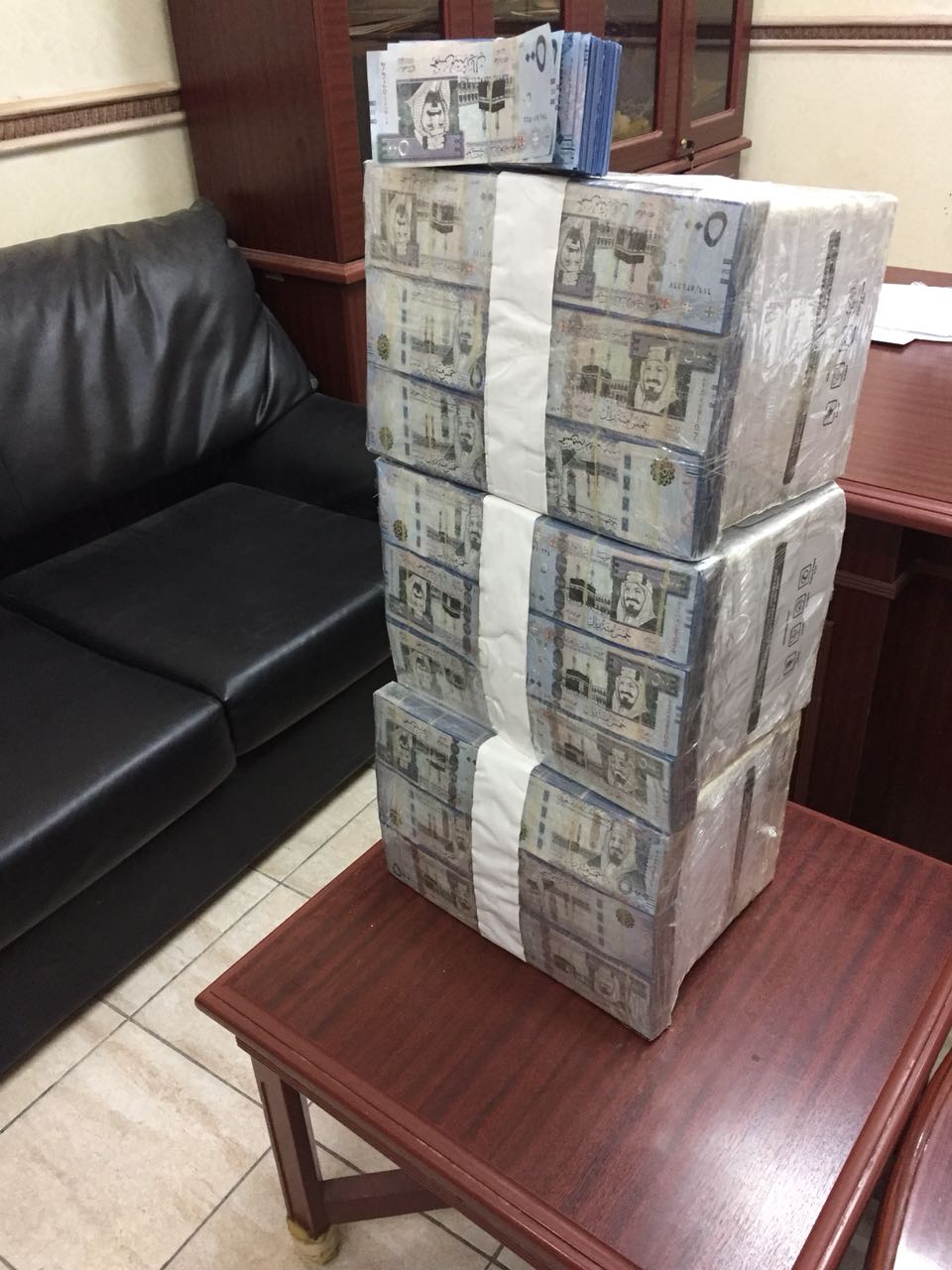 شرطة الرياض تحبط كبرى عمليات النصب والاحتيال بين تجار الدولارات والعملات المزيفة