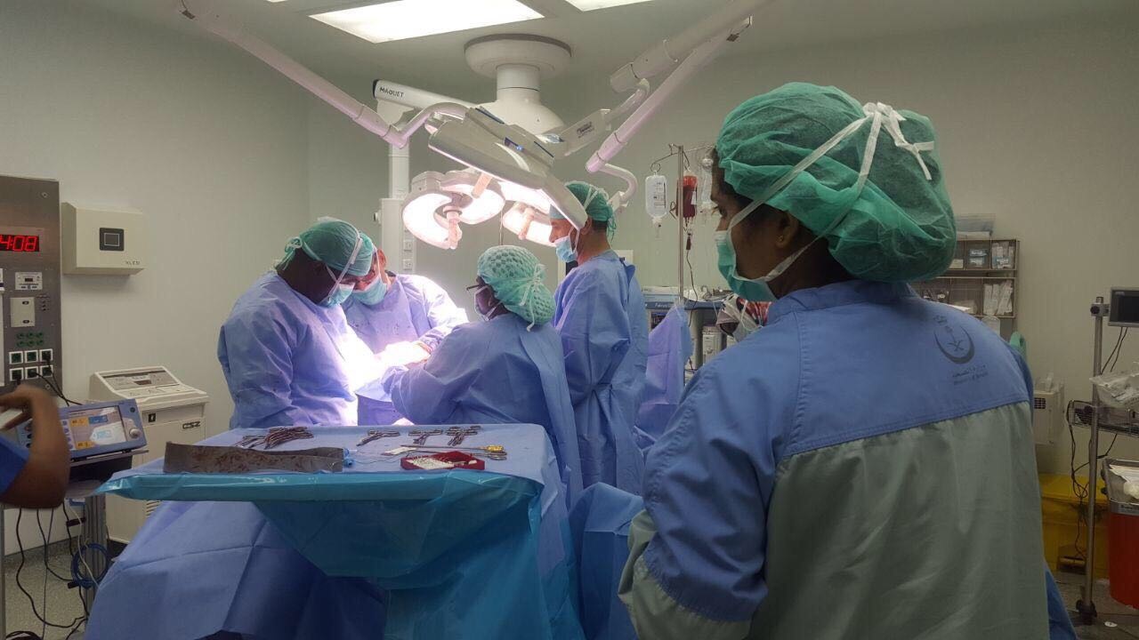 إنهاء معاناة مريض من حصوات كلوية بالتنظير في مستشفى نجران العام الجديد