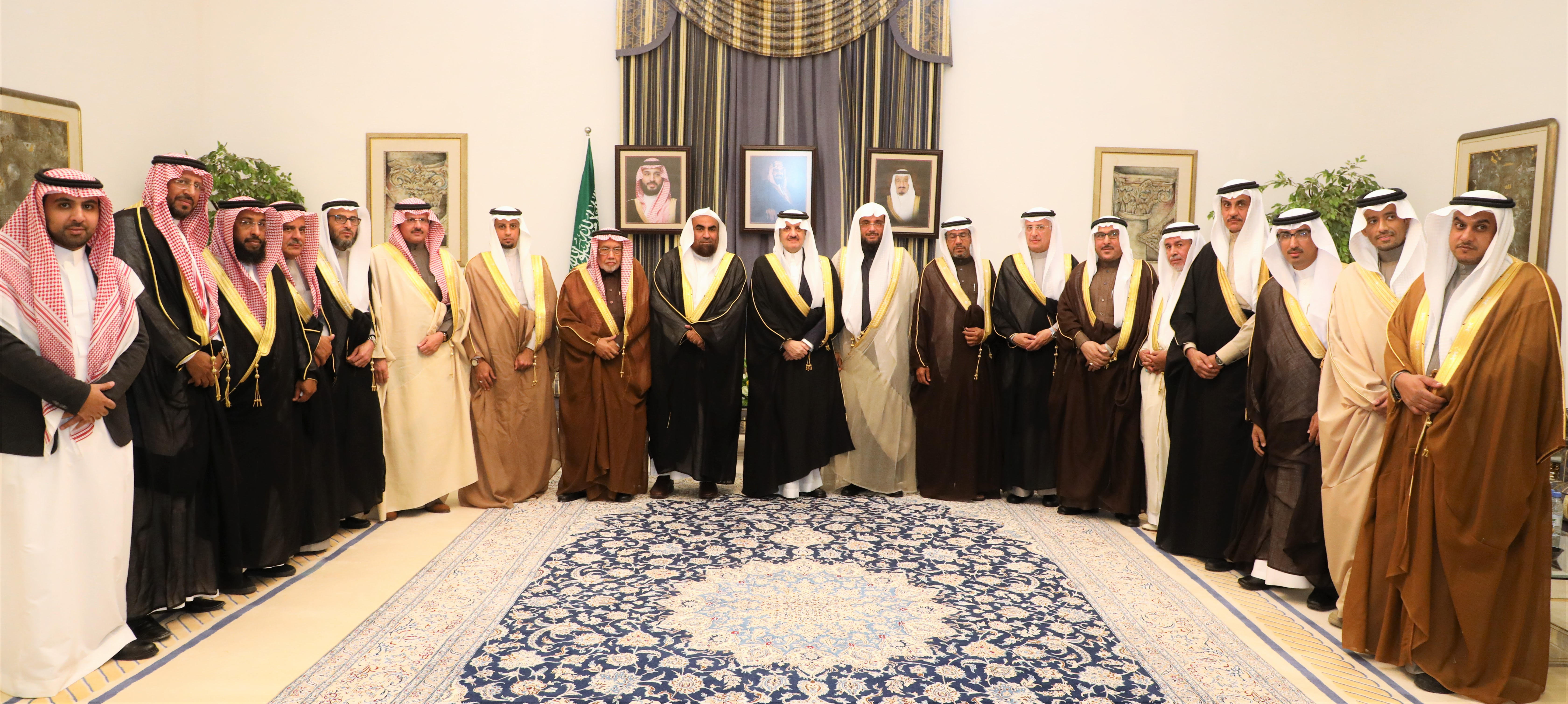 أمير الشرقية يعقد اجتماعاً مع المجلس البلدي بالأحساء