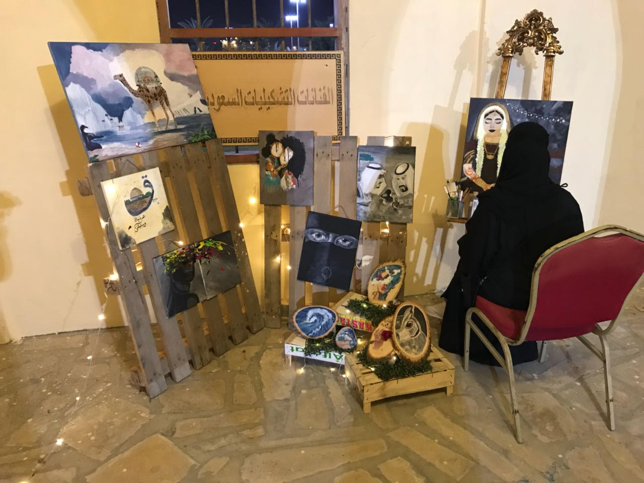 أعمال الفنانات التشكيليات تجذب الانتباه في "ربيع الجبيل"