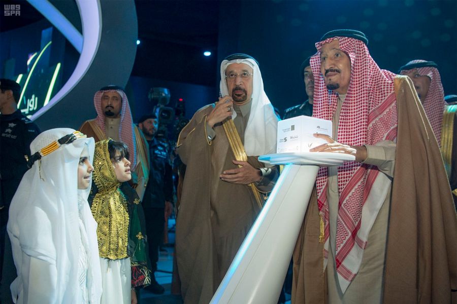 خادم الحرمين يفتتح في مقر الجنادرية أجنحة مسك الخيرية ووزارة الطاقة ودولة الضيف "جمهورية الهند"