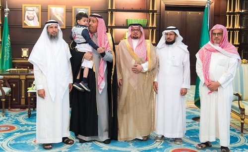 الأمير حسام بن سعود يستقبل ذوي الشهيد الغامدي